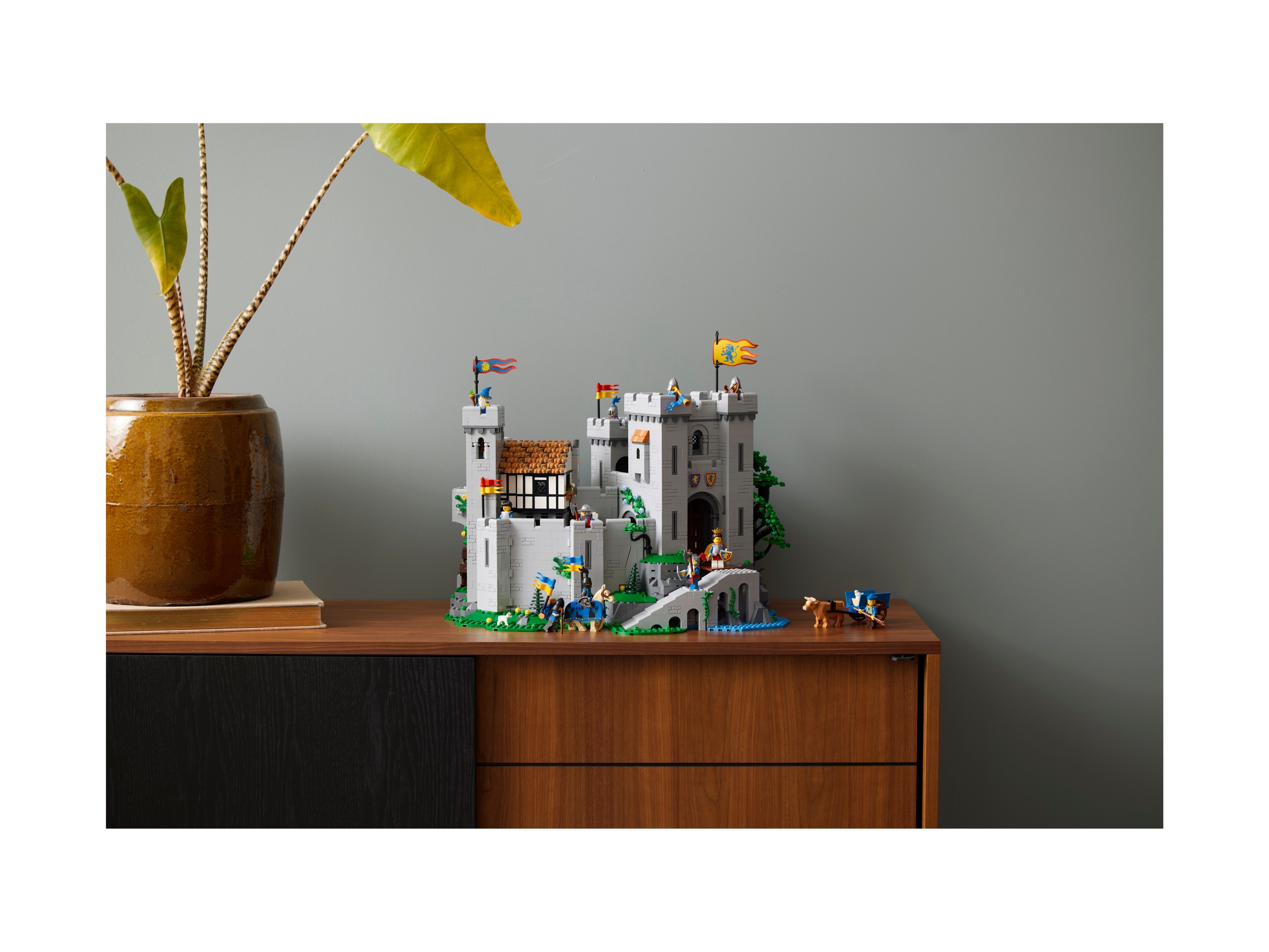 LEGO Icons - Zamek rycerzy herbu Lew