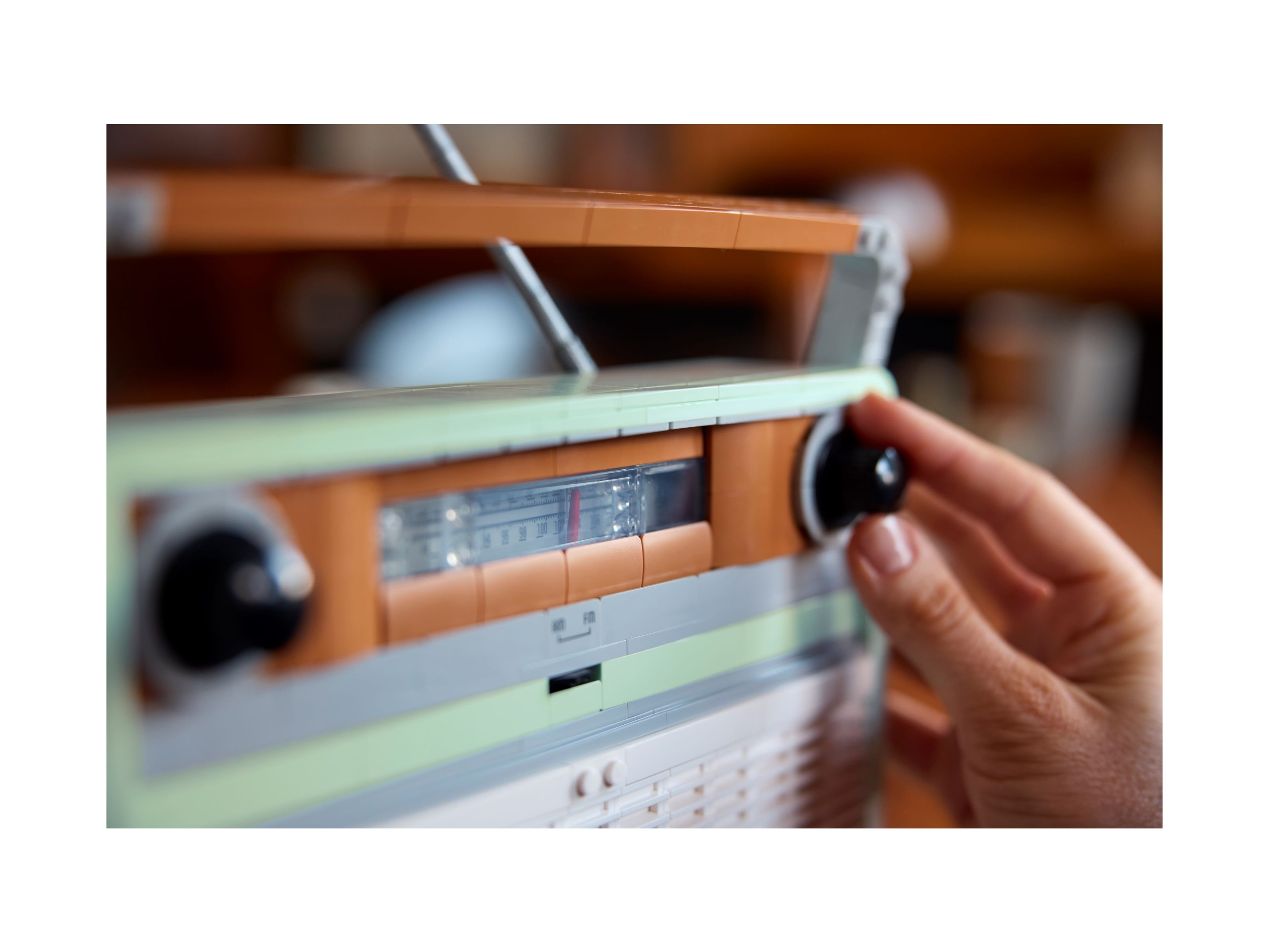 LEGO Icons - Radio w stylu retro