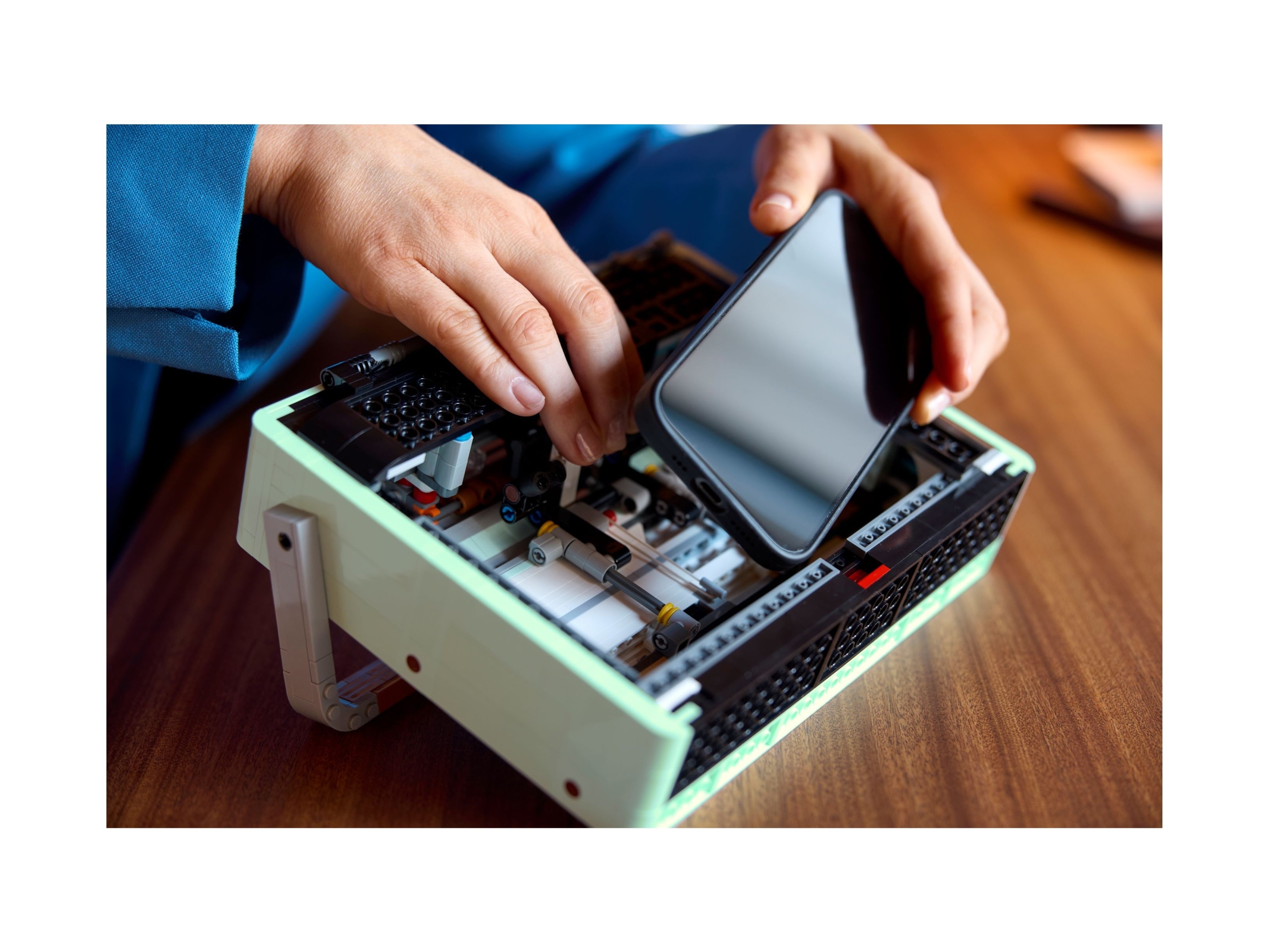 LEGO Icons - Radio w stylu retro