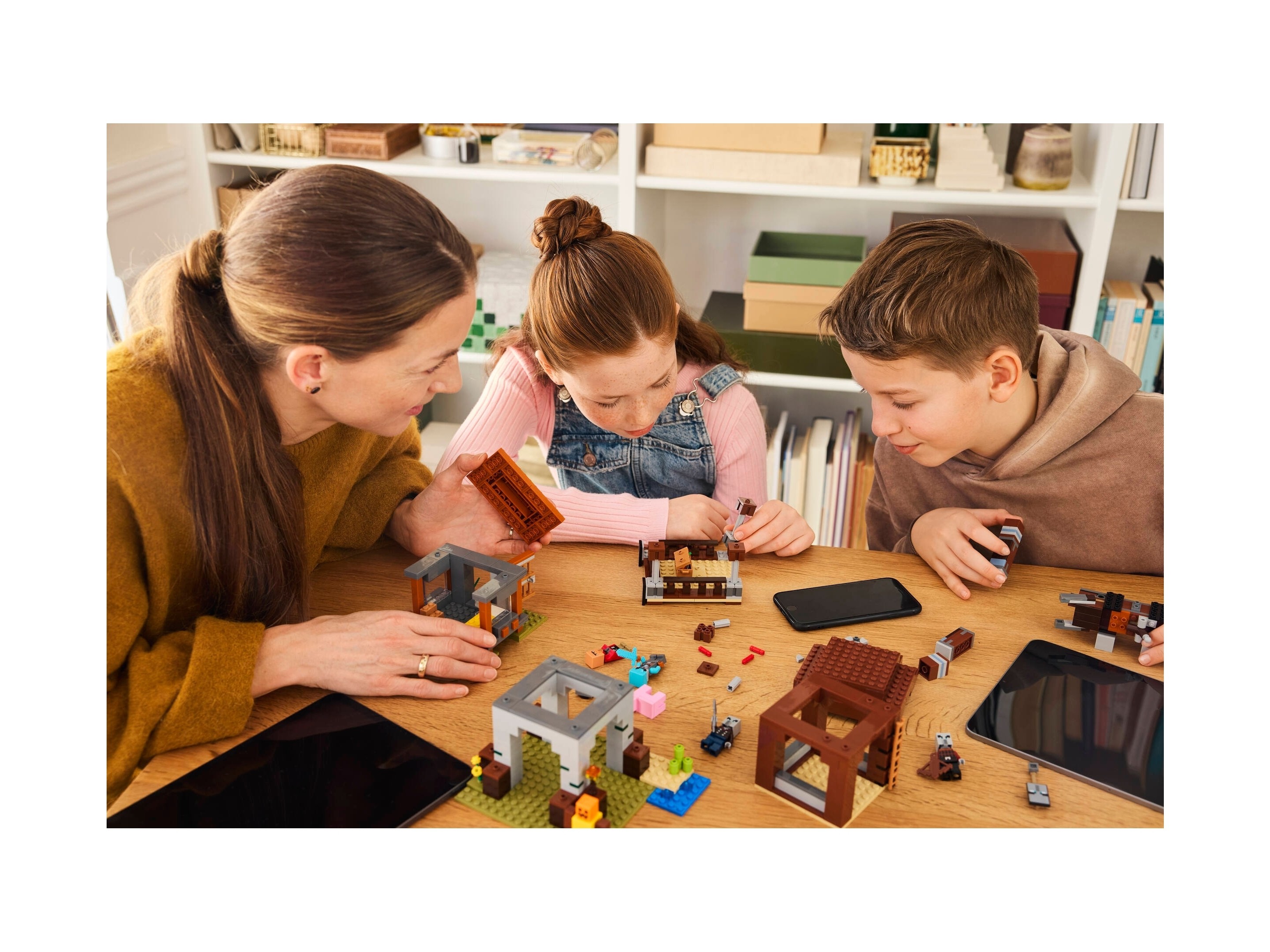 LEGO Minecraft - Kryjówka rozbójników i dewastatorów