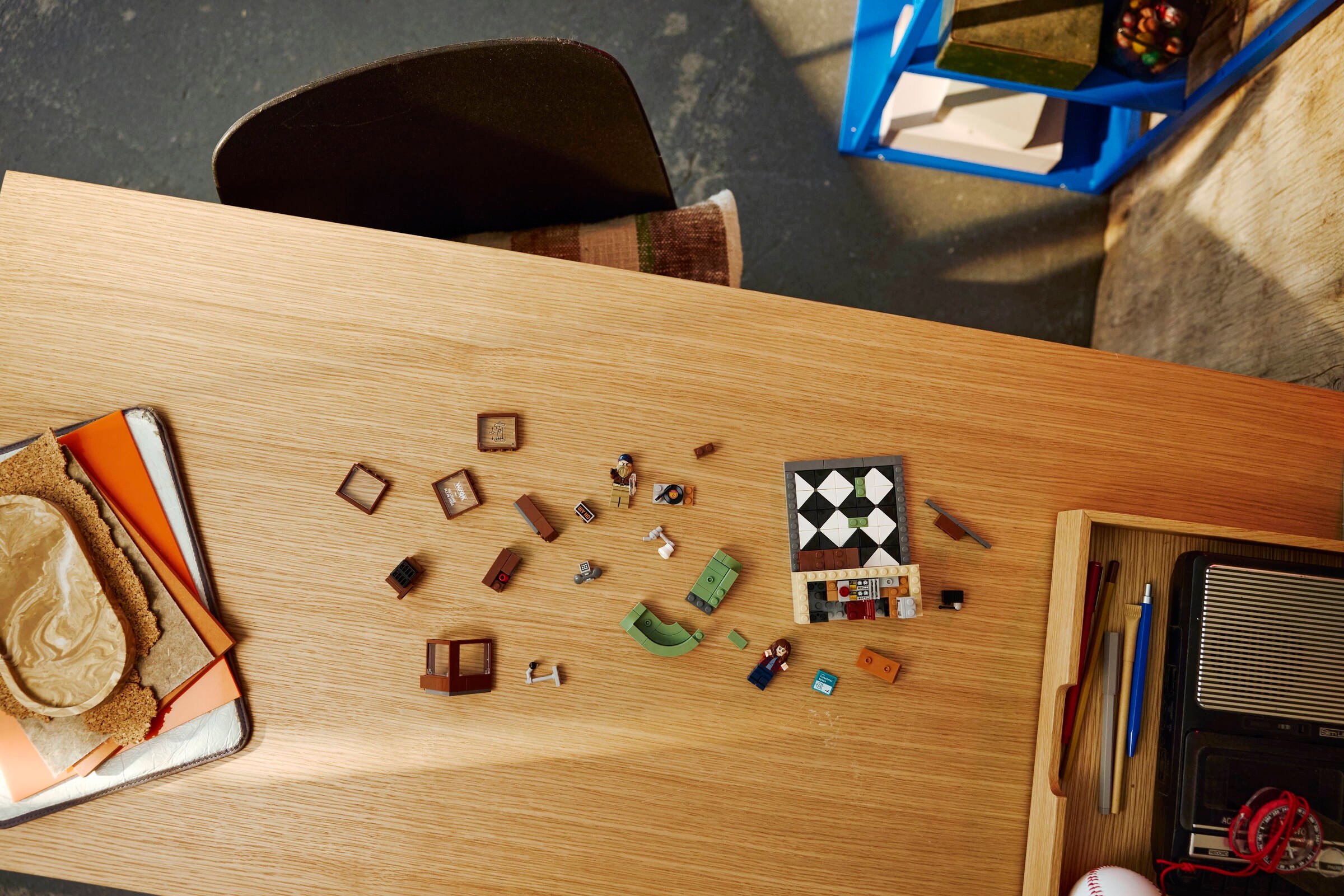 LEGO Stranger Things - Stacja radiowa WSQK