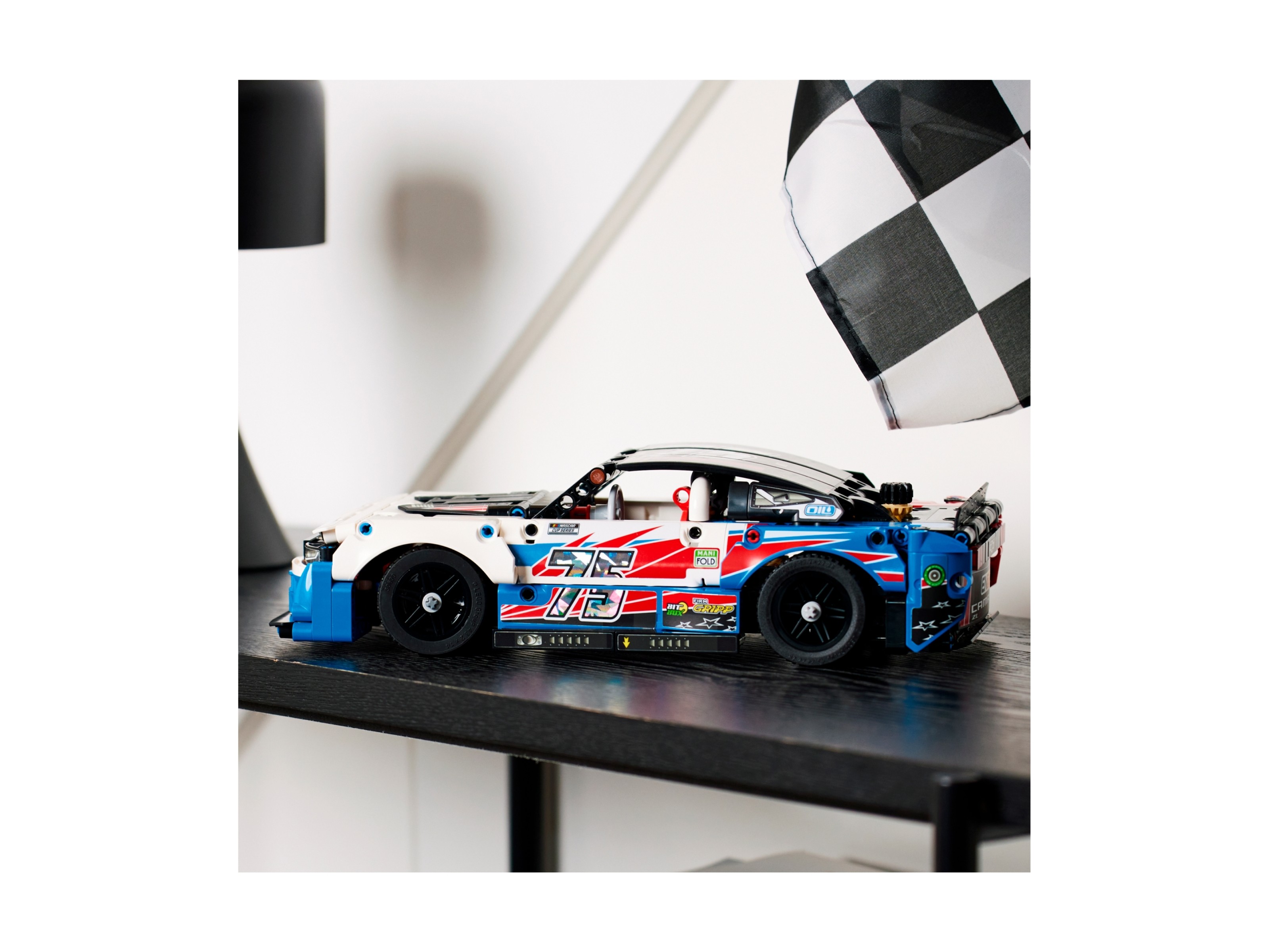 LEGO Technic - Nowy Chevrolet Camaro ZL1 z serii NASCAR