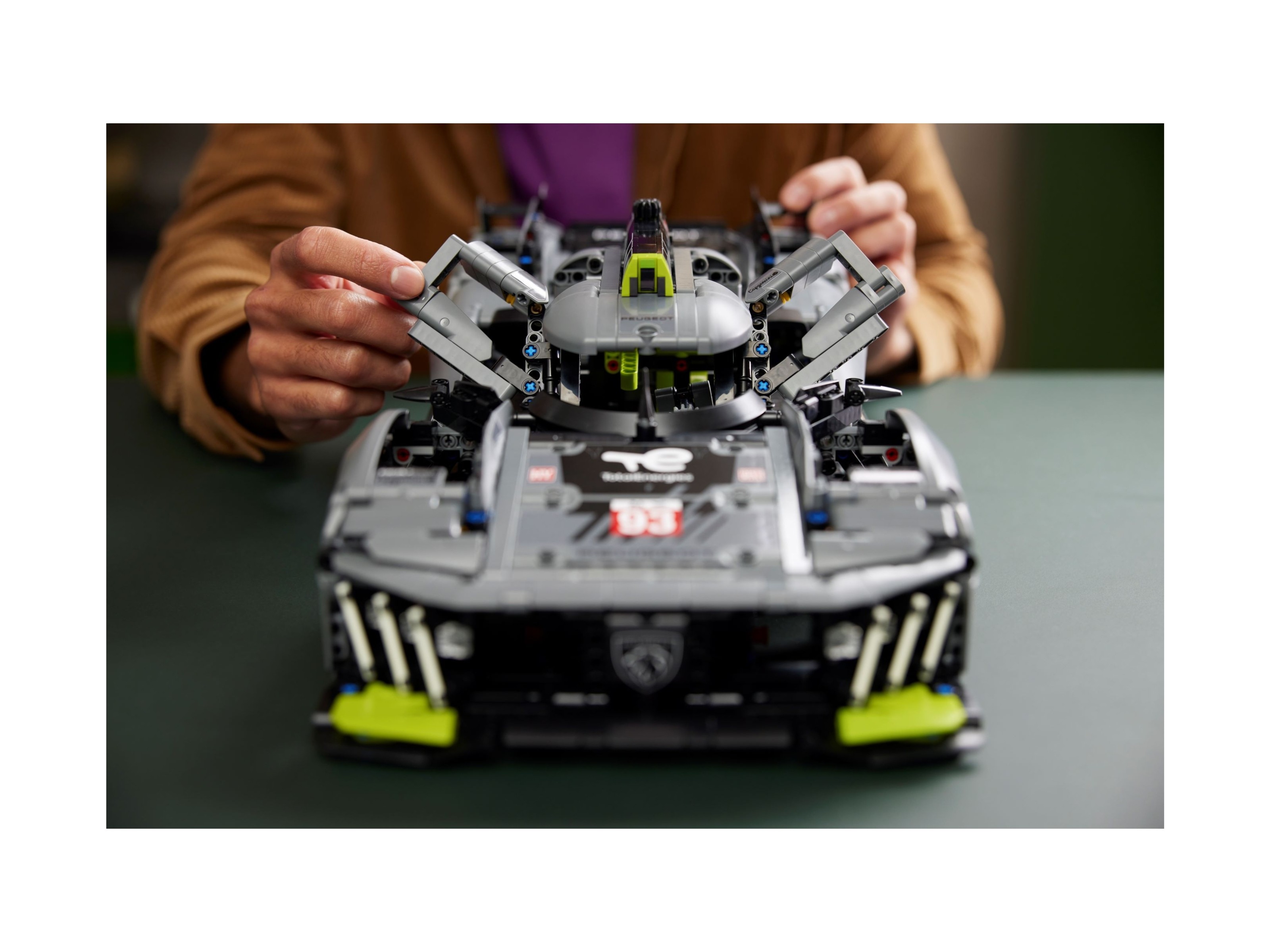 LEGO Technic - PEUGEOT 9X8 24H Le Mans Hybrid Hypercar