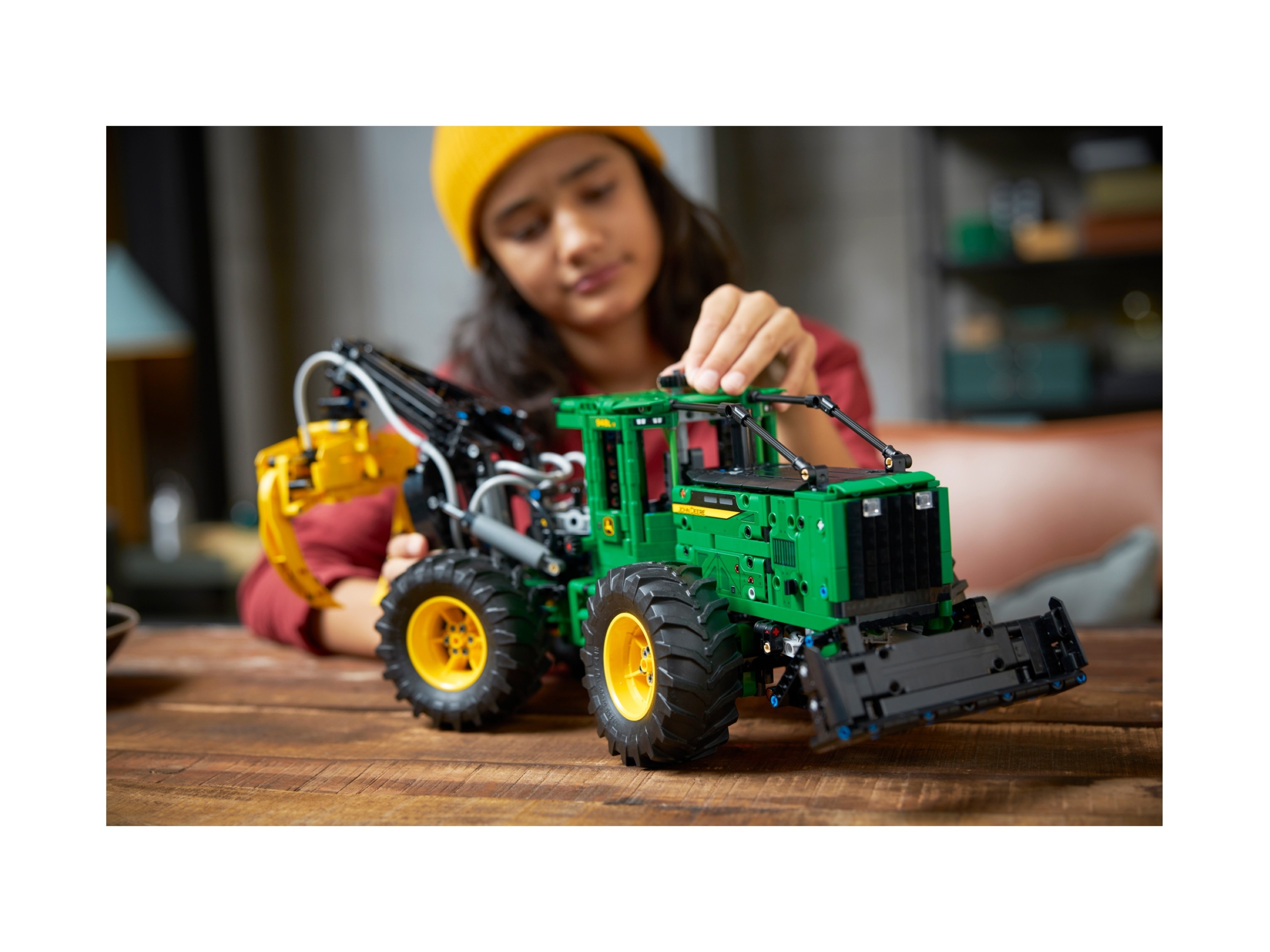 LEGO Technic - Ciągnik zrywkowy John Deere 948L-II