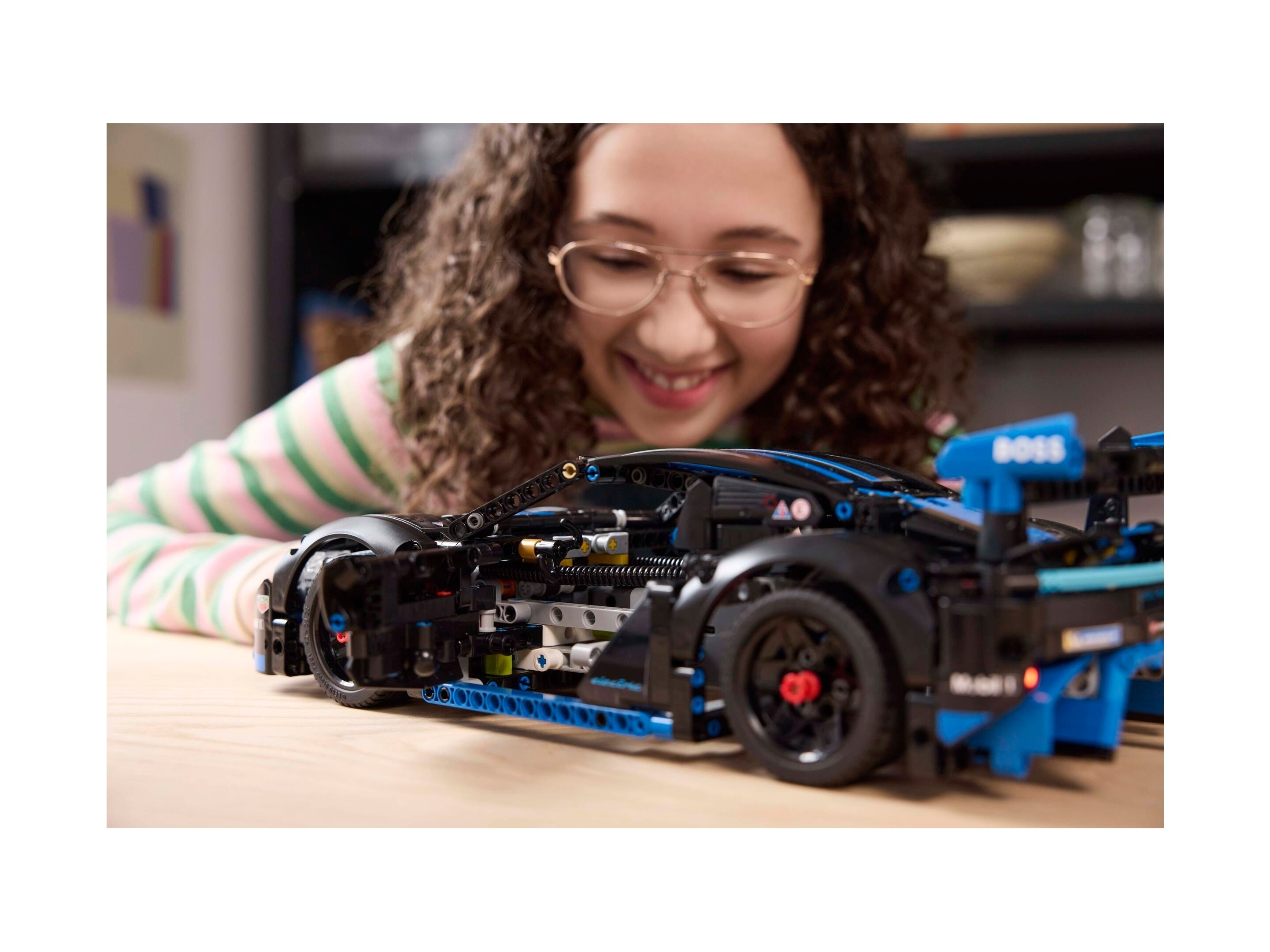LEGO Technic - Samochód wyścigowy Porsche GT4 e-Performance
