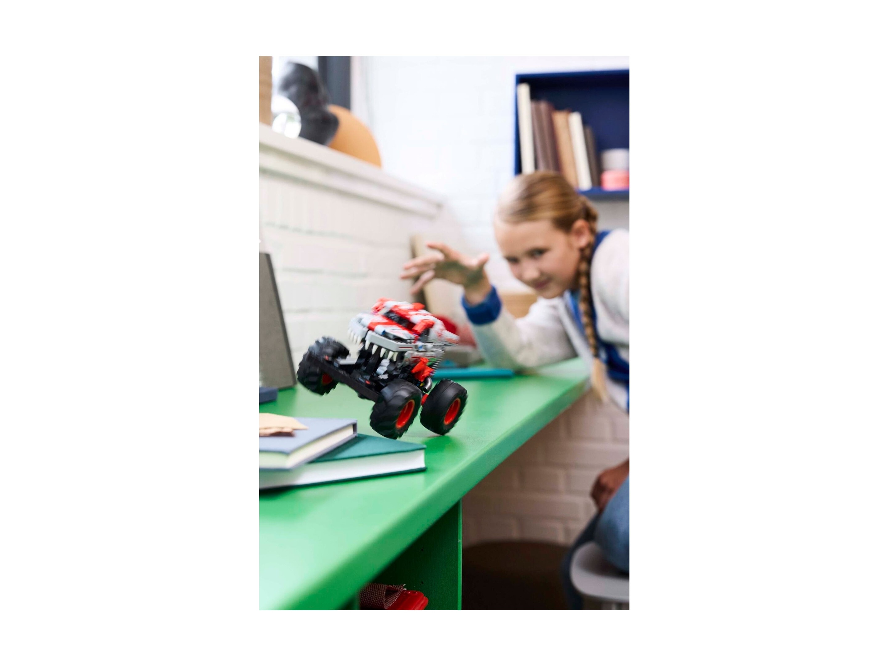 LEGO Technic - Monster Jam™ ThunderROARus™ z napędem typu pull-back