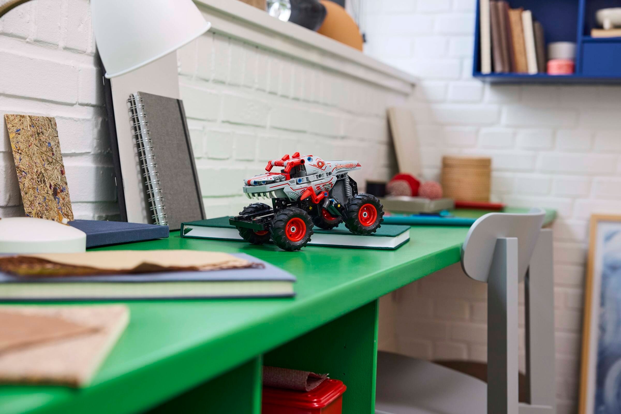 LEGO Technic - Monster Jam™ ThunderROARus™ z napędem typu pull-back