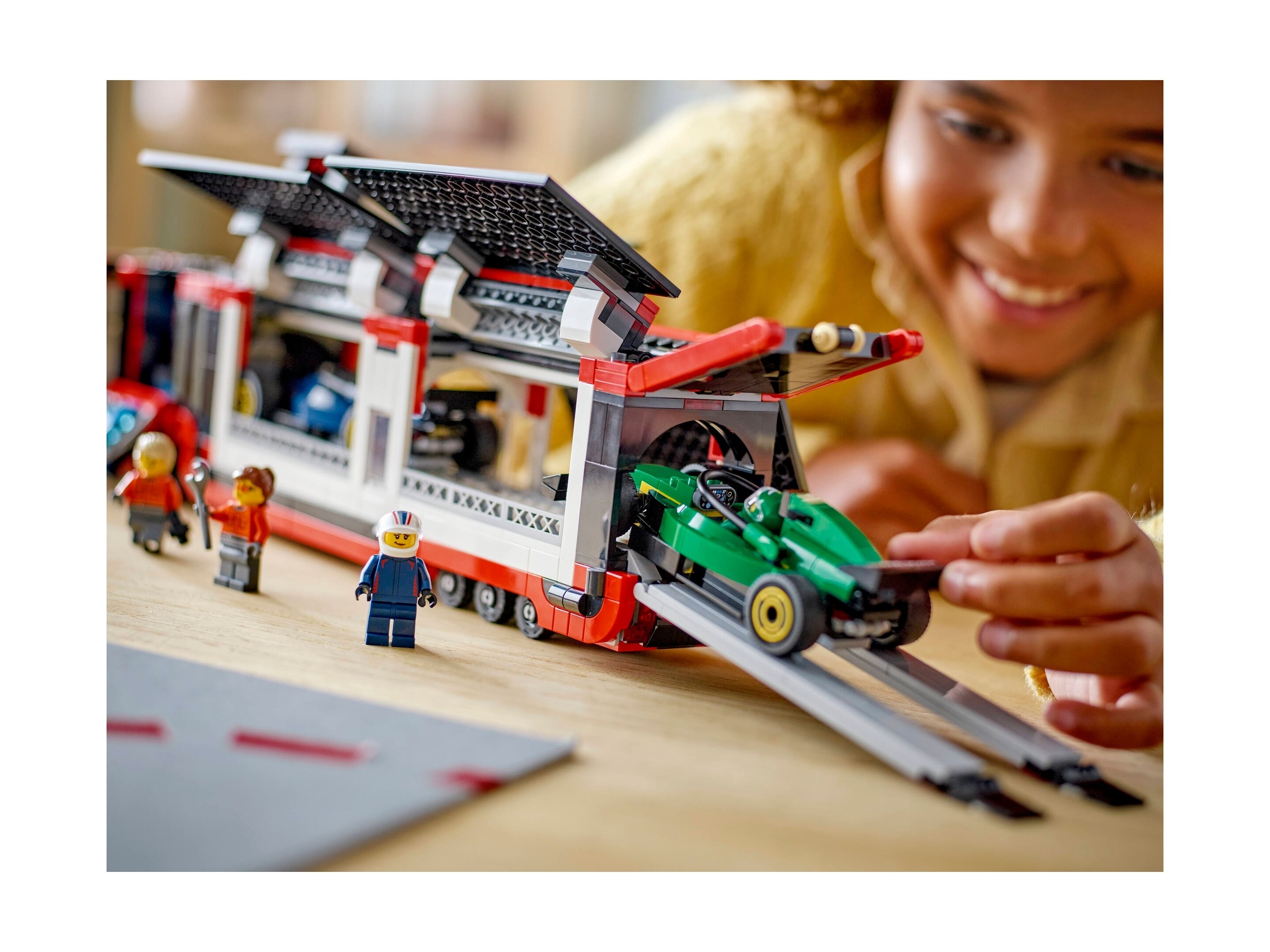 LEGO City - F1® Ciężarówka z bolidami RB20 i AMR24 F1®