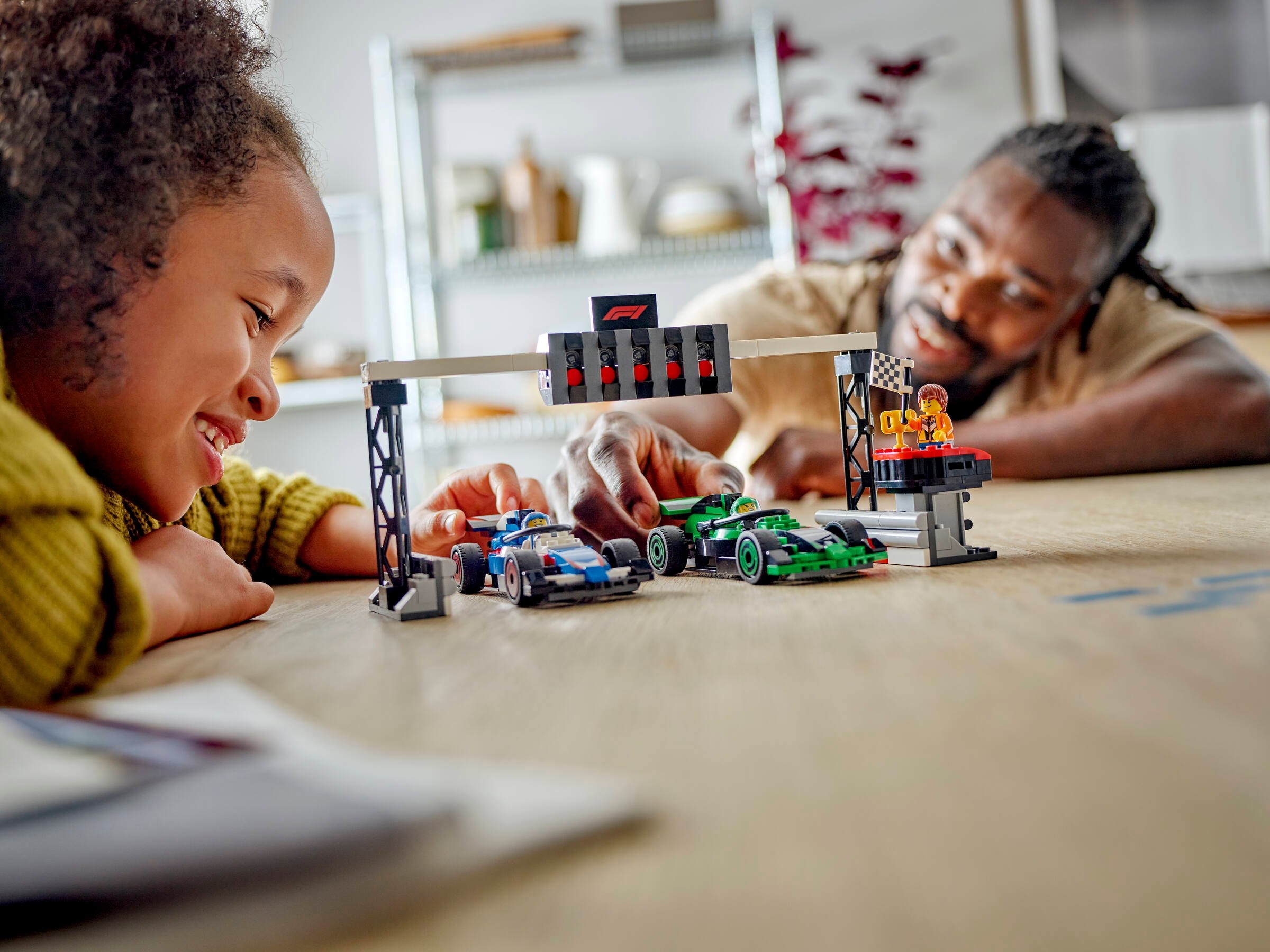 LEGO City - Padok F1® z bolidami VCARB i Sauber