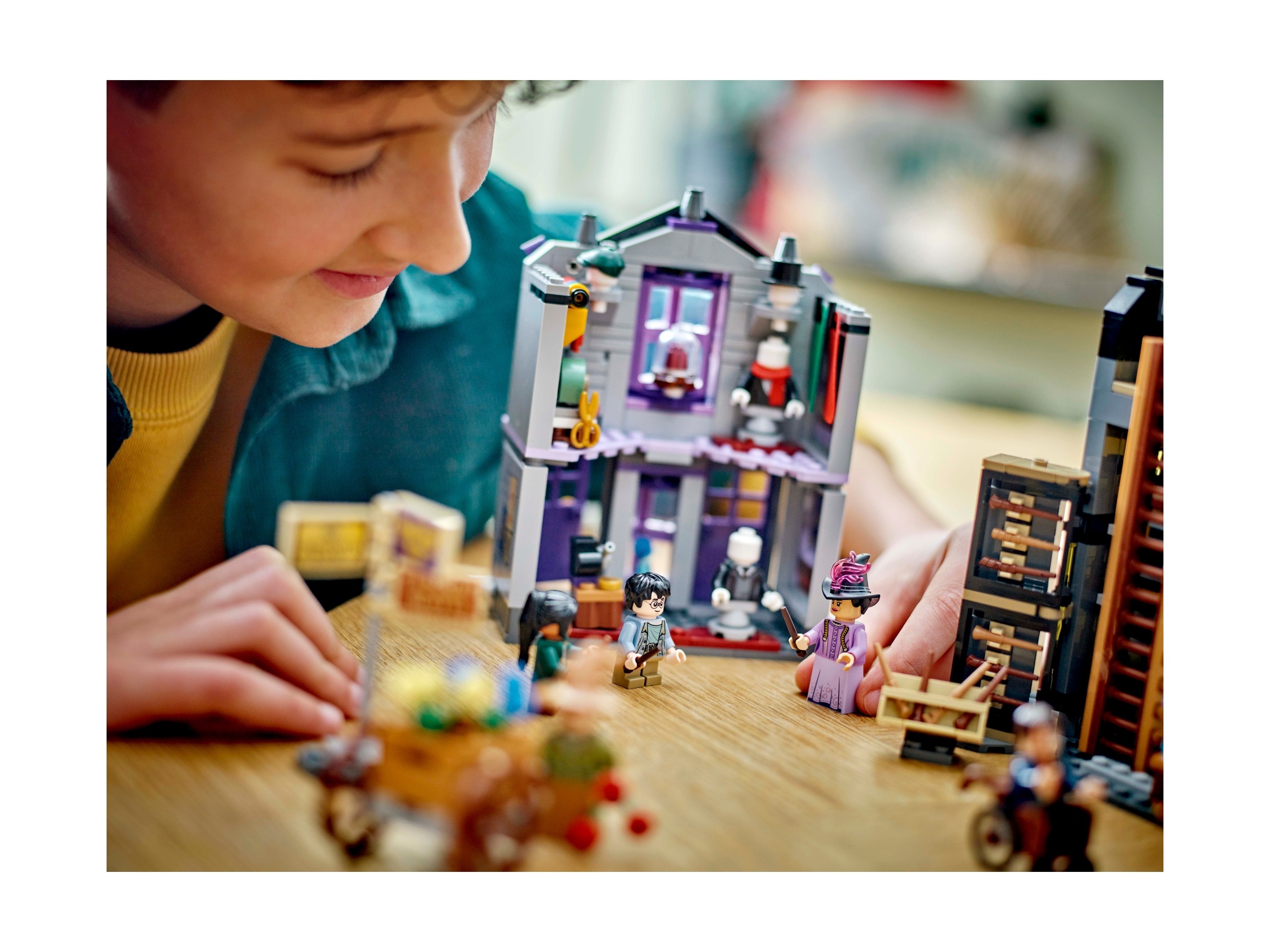 LEGO Harry Potter - Sklepy Ollivandera™ i Madame Malkin