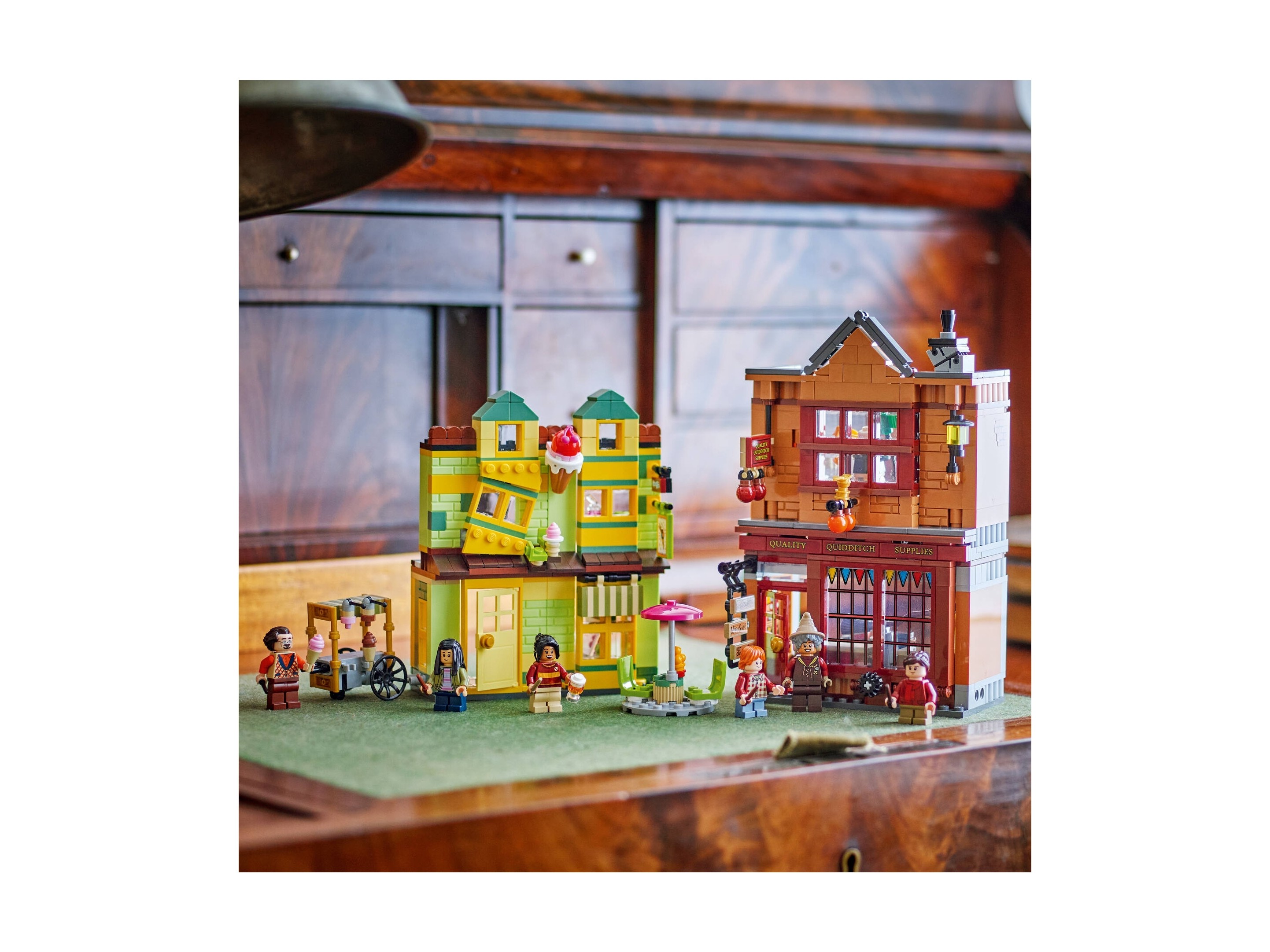 LEGO Harry Potter - Markowy sprzęt do quidditcha™ i lodziarnia